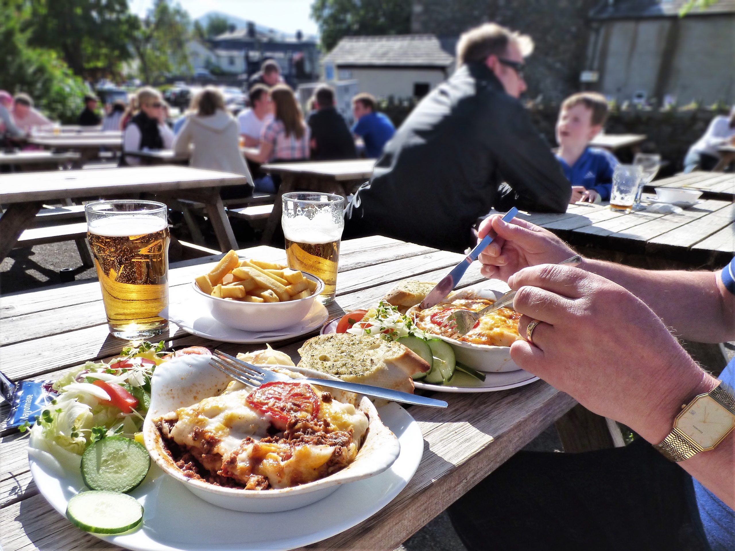 dining-outdoors-eating-a-meal-in-the-beer-garden-l-RWFAAQ4